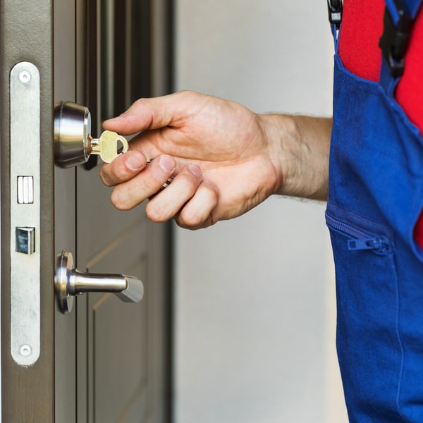 en cerrajería residencial podemos reforzar la puerta principal de tu casa para mayor seguridad